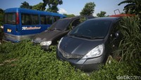 Tak hanya motor, sejumlah unit mobil juga ditampung di tempat ini.