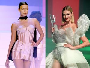Adu Seksi Irina Shayk dan Karlie Kloss di Paris Fashion Week