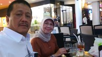 Lulusan Sarjana Teknik Informatika ITB angkatan 1989 ini sudah menikah sekitar 30 tahun. Ia kompak bersama sang istri termasuk ketika kulineran bersama. Foto: Instagram setiaputrairfan
