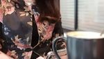 Begini Pose Ngopi Angely Emitasari, Kades Lamongan yang Cantik