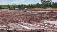 Masih banyak terlihat truk dan mobil excavator bekerja di sekitar sirkuit.