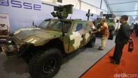 Kendaraan militer SSE P6-ATAV pun mejeng di pameran tersebut.