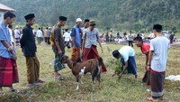 Salat Istisqa diawali dengan berpuasa selama tiga hari serta warga dianjurkan menutup warungnya dan membawa ternak ke lokasi area persawahan untuk memohon kepada Allah SWT agar diturunkan hujan.