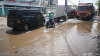Ditambah genangan air membuat kondisi lalin semakin tersendat.