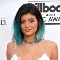 Mei 2014Pada Mei 2014, saat hadir di Billboard Music Awards, adik Kendall Jenner itu tampil mengejutkan dengan bibir yang tebal. Kylie mulai dibicarakan karena bibirnya yang terlihat lebih bervolume.   Foto: Getty Images