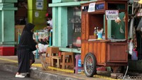 Trotoar yang telah direvitalisasi itu dijadikan pedagang kaki lima untuk mengkal, Kamis (23/1/2020).