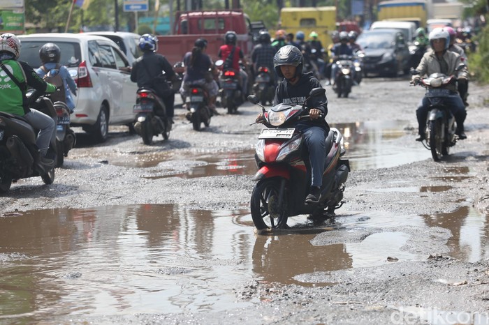 Jalan Raya Kaliabang di Bekasi, Jawa Barat, terlihat mengalami kerusakan parah. Kondisinya bak kubangan kerbau.