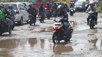 Para pemotor harus hati-hati saat melintas.