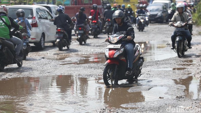 Jalan Raya Kaliabang di Bekasi, Jawa Barat, terlihat mengalami kerusakan parah. Kondisinya bak kubangan kerbau.