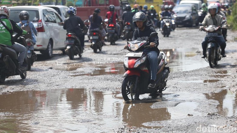 Hati-hati! Jalan Raya Kaliabang Bekasi Rusak dan Berlubang Jalan Raya Kaliabang di Bekasi, Jawa Barat, terlihat mengalami kerusakan parah. Kondisinya bak kubangan kerbau.
