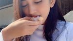 Begini Pose Ngopi Angely Emitasari, Kades Lamongan yang Cantik