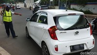 Di DKI Jakarta, pembatasan kendaraan dengan metode ganjil genap sudah berlaku. Mobil pribadi dengan nomor polisi genap hanya boleh melintas di tanggal genap, nomor polisi ganjil di tanggal ganjil.