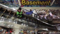 Lantai basement mal di kawasan Jakarta Selatan itu jadi salah satu tempat yang banyak dituju para pecinta buku di Ibu Kota.