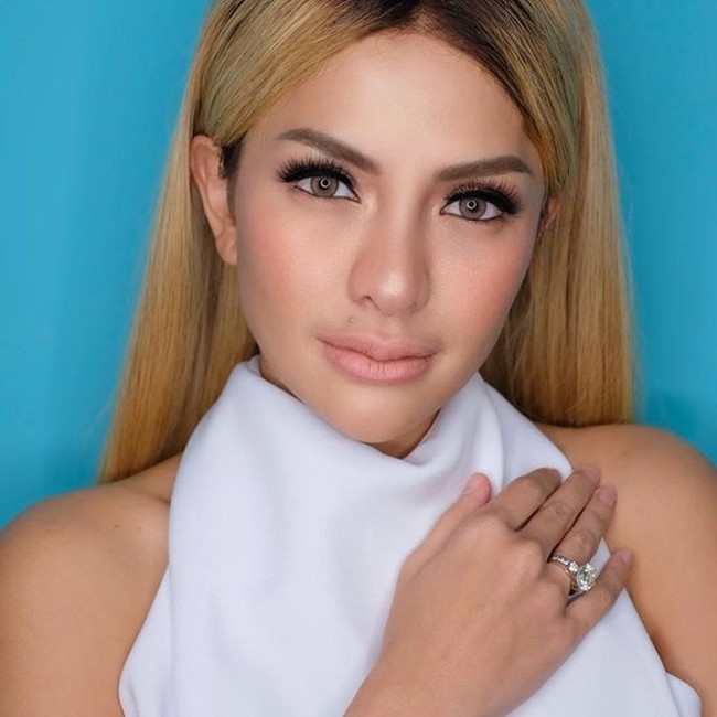 Nama Nikita Mirzani juga sempat terseret dalam kasus prostitusi online. Pada tahun 2015, dirinya sempat disebut-sebut masuk ke dalam daftar artis yang pernah mengikuti praktek prostitusi. Kabarnya, Nikita memiliki tarif fantastis sekitar Rp 65 juta selama 3 jam. Nikita saat itu sempat diamankan oleh pihak kepolisian di sebuah hotel di Jakarta. Selain Nikita, polisi juga mengamankan dua mucikarinya yang bernama Ronald Rumagit alias Onat dan Ferry Okviansyah. Foto: Instagram@nikitamirzanimawardi_17