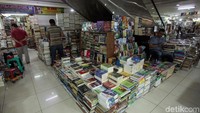 Di tengah maraknya kegiatan jual-beli secara online, sentra buku di lantai basement mal ini tetap eksis dan menjadi salah satu pilihan bagai mereka yang hendak mencari buku bekas maupun buku baru.