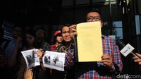 Peneliti ICW Kurnia Ramadhana bersama Koalisi Masyarakat Sipil Antikorupsi memberi pernyataan kepada wartawan di Gedung KPK, Jakarta, Kamis (23/1/2020).