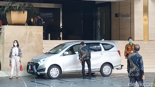 Pekerja di Wisma BRI 2 Pakai Masker Pasca Heboh Virus Corona