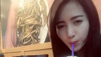 Tak kalah imut, pose yang ini memperlihatkan Angely Emitasari ketika menyedot minuman yang baru saja ia beli di sebuah kafe bergengsi. Foto: Instagram @angelemythasari