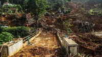 Sejumlah bangunan rusak tertimbun material longsor di Kampung Cigobang, Lebak, Banten.