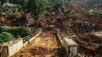 Desa Ini Terisolir Akibat Tertimbun Longsor di Lebak Banten
