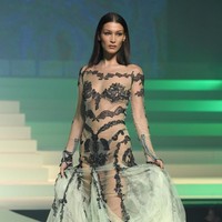 Bella Hadid dikritik terlalu kurus saat tampil di fashion show Victorias Secret 2018. Tidak terima di-bully, model 24 tahun ini memberi pesan menohok di Instagram, Semua bentuk tubuh berbeda, bereaksi berbeda terhadap rutinitas olahraga dan diet sehat. Foto: Pascal Le Segretain/Getty Images