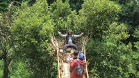 Berada di sini, pengunjung bisa dimanjakan dengan pemandangan alam yang memukau. Hijaunya kebun teh yang membentang menjadi penyejuk suasana. (Muhamad Rizal/detikcom)
