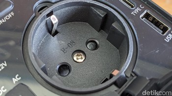 Ada AC Output 110V 60Hz ~ 240V 50 Hz. Foto: Adi Fida Rahman/detikINET