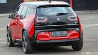 Nah jika ingin merasakan torsi yang meledak, bisa menggunakan mode sport. Kami sesekali mencoba mode ini saat melaju di tol. Efek kejut yang diberikan cukup signifikan, sebab torsi langsung terasa dari rpm bawah.