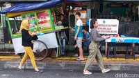Para pedagang tetap nekat meski ada papan larangan berjualan di trotoar tersebut.