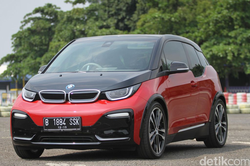 BMW i3s resmi diperkenalkan di Indonesia pada ajang GIIAS 2019 lalu. Kami pun berkesempatan mencoba city car dengan tenaga yang sepenuhnya listrik itu.