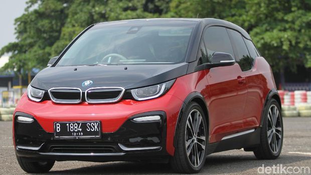BMW i3s resmi diperkenalkan di Indonesia pada ajang GIIAS 2019 lalu. Kami pun berkesempatan mencoba city car dengan tenaga yang sepenuhnya listrik itu.