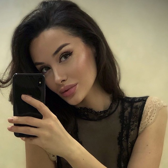 Alina Tsarakhova dijuluki Russian Angelina Jolie karena penampilannya yang mirip dengan bintang film Mr & Mrs Smith. Ia pun mencuri perhatian di media sosial. Foto: Instagram