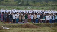 Salat Istisqa digelar di lapangan bola Lonkali di Desa Siron, Kecamatan Ingin Jaya, Aceh Besar, Aceh, Kamis (23/1/2020). Warga berkumpul di lokasi sejak pagi, namun salat baru digelar sekitar pukul 09.00 WIB. Jemaah salat menggelar sajadah di lokasi. Warga khusyuk melaksanakan salat sunah dua rakaat di bawah terik matahari. Salat diimami pimpinan pesantren Dayah Ulee Titi, Abu Athaillah Ishak Al-Amiry.