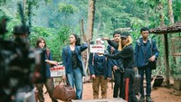 Wanita kelahiran 1993 ini menjadi pemeran Widya di film KKN di Desa Penari. Ketika syuting, Adinda bilang rela dililit ular sanca sungguhan. Foto: Instagram @adindathomas