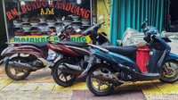 Trotoar itu juga dijadikan untuk parkir kendaraan roda dua.