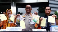 Yusri menyebut, di China sana LS berprofesi sebagai dokter THT. Namun dokter itu tidak memiliki izin pengobatan di Indonesia. Sang dokter itupun juga disebut Yusri hanya menggunakan visa liburan di Indonesia selama 3 bulan, namun tersangka sudah berada di Indonesia selama 9 bulan.