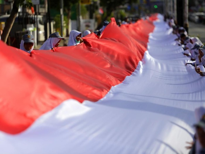 Ketika Bendera Merah Putih Terpanjang di RI Berkibar Pembentangan bendera Merah Putih terpanjang dikibarkan dengan bangga dari para warga di sejumlah tempat di Indonesia. Penasaran?
