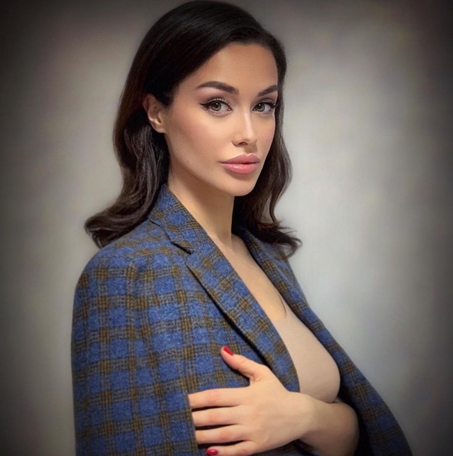 Nama model cantik yang tinggal di Moskow ini menjadi berita utama di media Rusia setelah dibandingkan dengan Angelina Jolie. Bibir Alina yang tebal disebut terlihat paling mirip dengan Angelina Jolie. Foto: Instagram