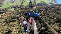 Sosok yang nyaris celaka saat bermain gantole itu bernama Chris Gursky. Video viral di Youtube berjudul SWISS MISHAP membuktikannya. Instruktur Gursky lupa memasang safety harness atau pengait (Foto: Chris Gursky/CNN)