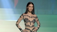 Bella terlihat sangat seksi dan anggun kala membawakan gaun menerawang bermotif hitam tersebut. Pascal Le Segretain/Getty Images