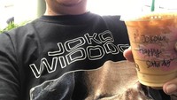 Wah, es kopi yang dipegang Irfan bikin salah fokus nih. Sebab tulisannya justru Jokowi. Jadi yang benar punya siapa? Foto: Instagram setiaputrairfan