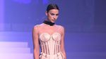 Adu Seksi Irina Shayk dan Karlie Kloss di Paris Fashion Week