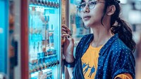 Jepang jadi salah satu negara yang Adinda kunjungi saat berlibur. Negara ini memang terkenal dengan vending machine yang tersebar di berbagai sudut kota, Adinda pun menyempatkan mencoba beberapa minuman di vending machine tersebut. Foto: Instagram @adindathomas