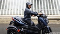 Kondisi fisik Catur Bambang (46) yang berbeda dari orang kebanyakan membuat dirinya membuat motor roda tiga untuk beraktivitas sehari-hari.