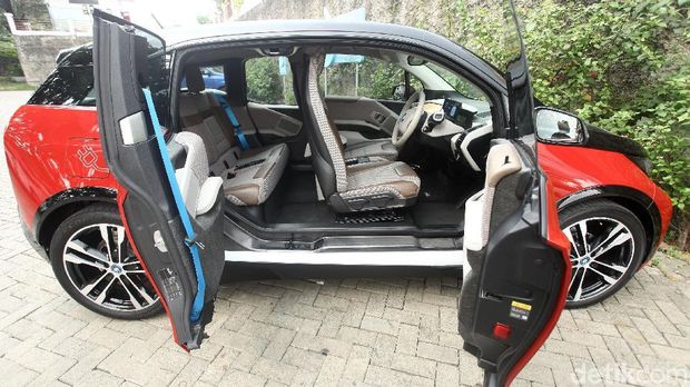Sensasi Berkendara Mobil Mungil Tanpa Asap, BMW i3s