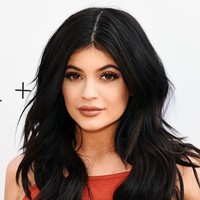 2015Di 2015, Kylie akhirnya mengaku melakukan filler di usia yang masih 16 tahun. Pengusaha kosmetik itu melakukan filler karena selalu merasa tidak percaya diri dengan bibir tipisnya.  Foto: Getty Images