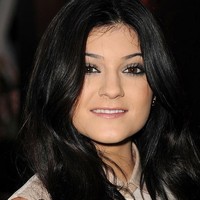 2011Meski Kylie sudah semakin mengeksplorasi dengan makeup di usia 14, namun ia tetap tampil dengan warna bibir natural. Pulasan lips gloss tanpa warna menghias bibir imutnya. Foto: Getty Images