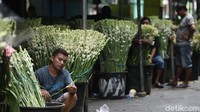 Para penjual berjejer menjajakan bunga sedap malam.
