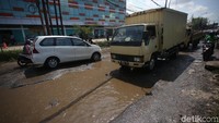 Lubang bahkan mencapai kedalaman 30 cm.