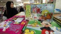 Buku anak-anak juga tersedia lumayan lengkap di lantai basement mal ini.